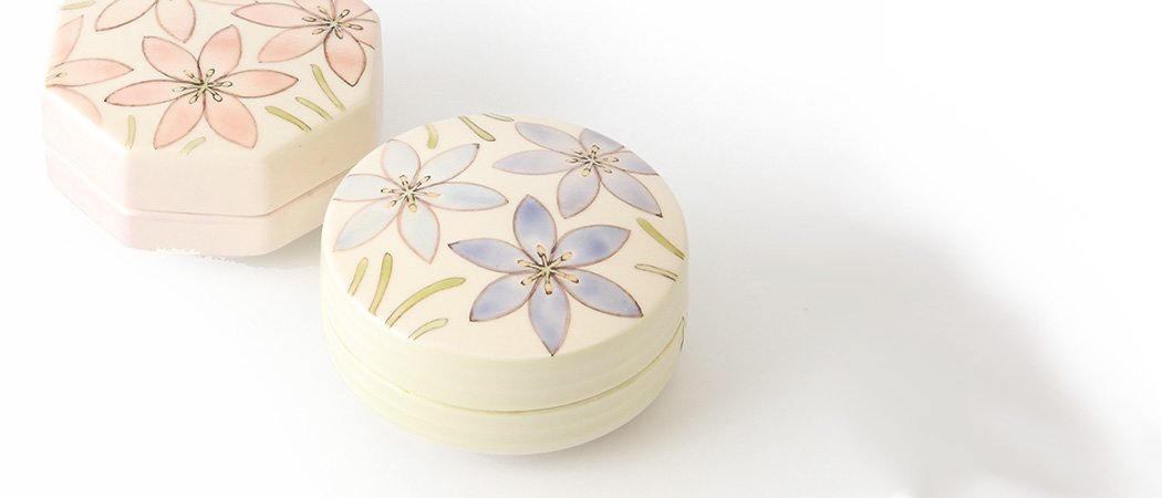 色絵クロッカス陶箱（八角）、色絵クロッカス陶箱（丸）